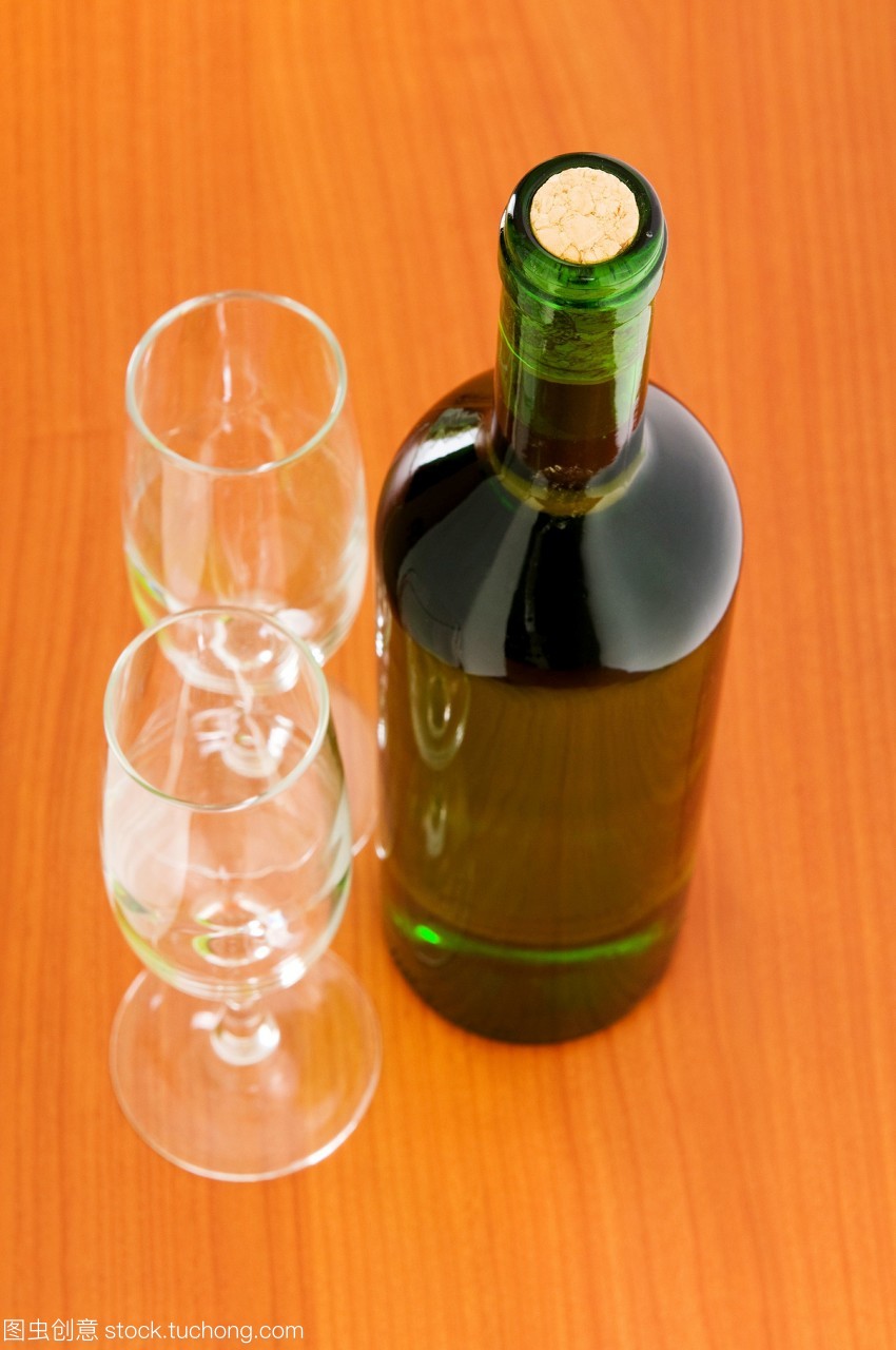 桌上雜陳 一瓶酒、飲料與茶葉零售的日常美學(xué)